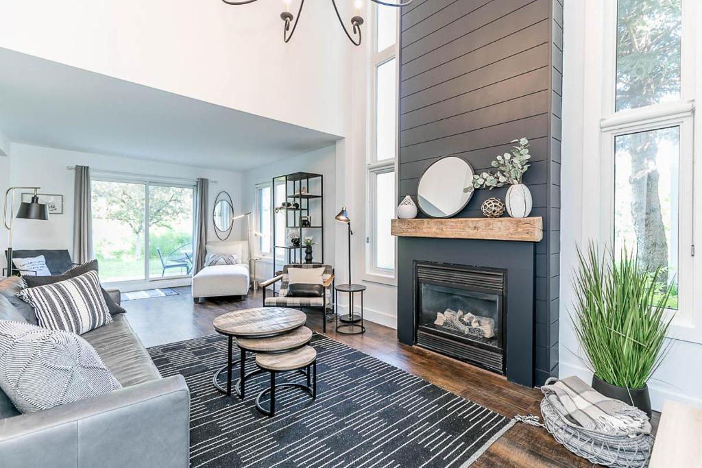 Et opholdsområde på Hip Hideaway - Family Fun Walk to the Village