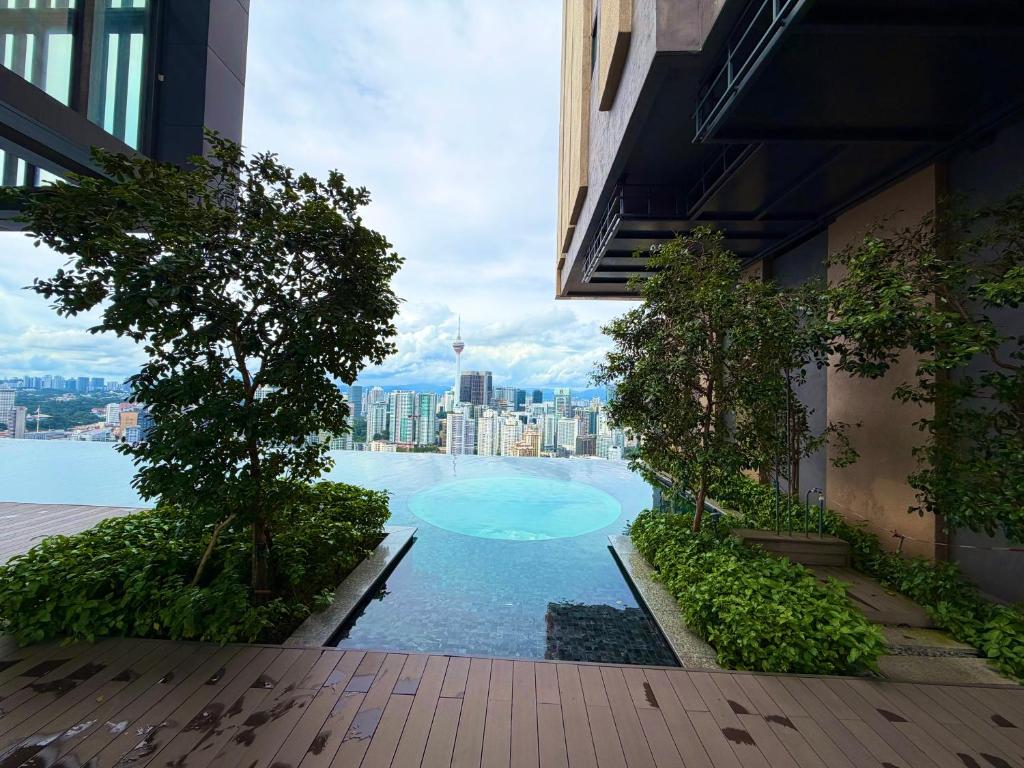 吉隆坡Lucentia Residence Skyline KL Stay的一座享有城市美景的建筑内的游泳池
