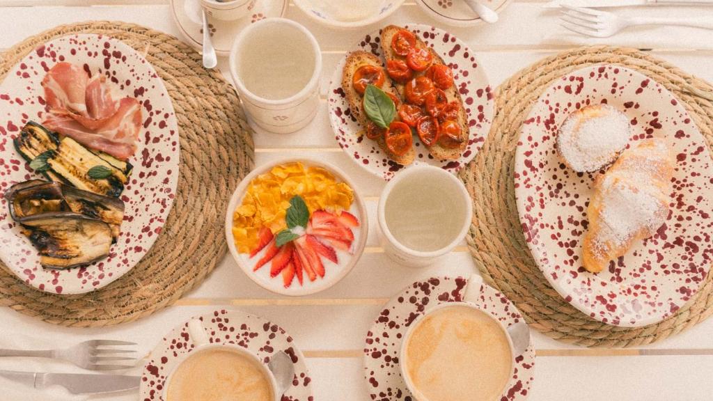 een tafel met veel borden eten erop bij Tenuta Doxi in Gallipoli