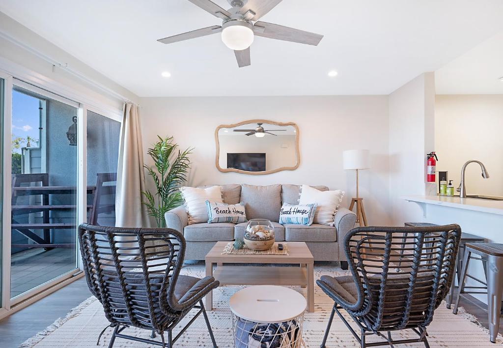 un soggiorno con un divano e due poltrone di Sunrise & Sunset by the Sea 812-1 a Escondido Junction
