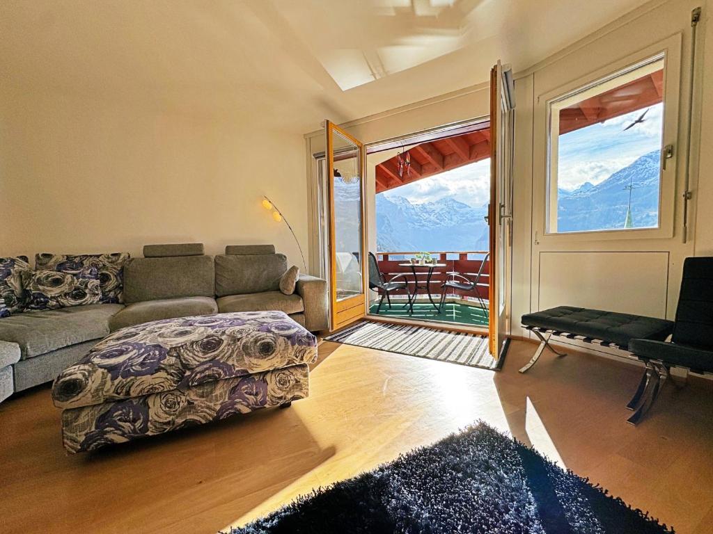 una sala de estar con un sofá y una mesa en Eiger Residence 3, en Wengen