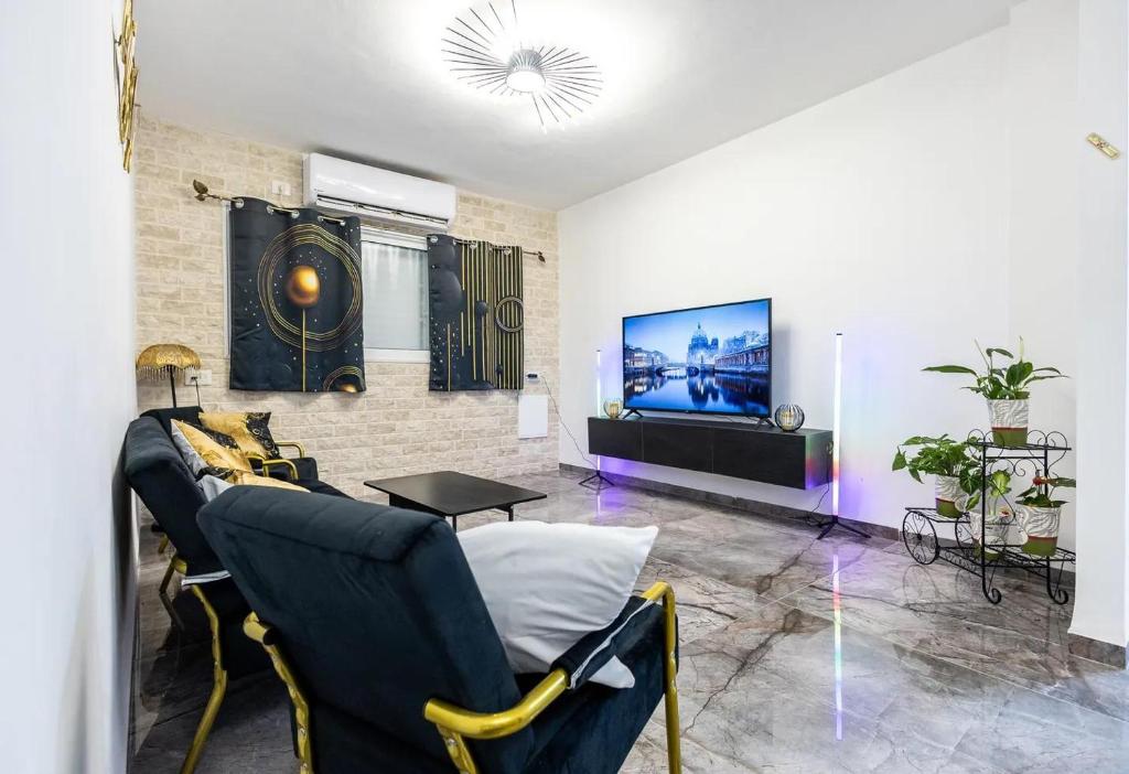 TV/trung tâm giải trí tại הפנינה של סוניה