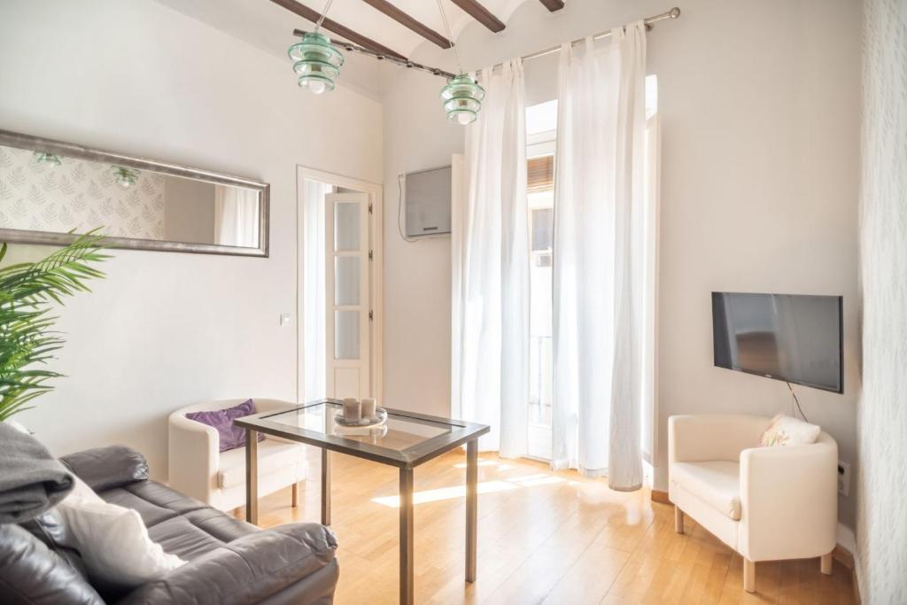 Beautiful and bright- 1Bd 1Bth- Center