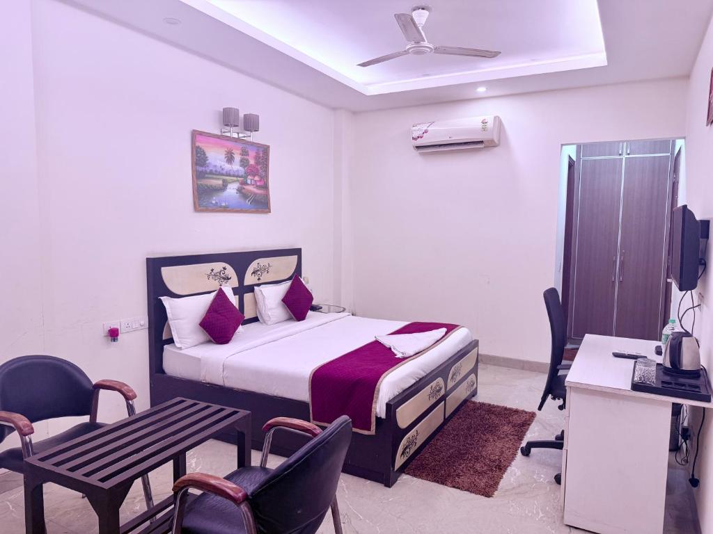 Un dormitorio con una cama y una mesa y sillas. en Star Inn, en Jāmb