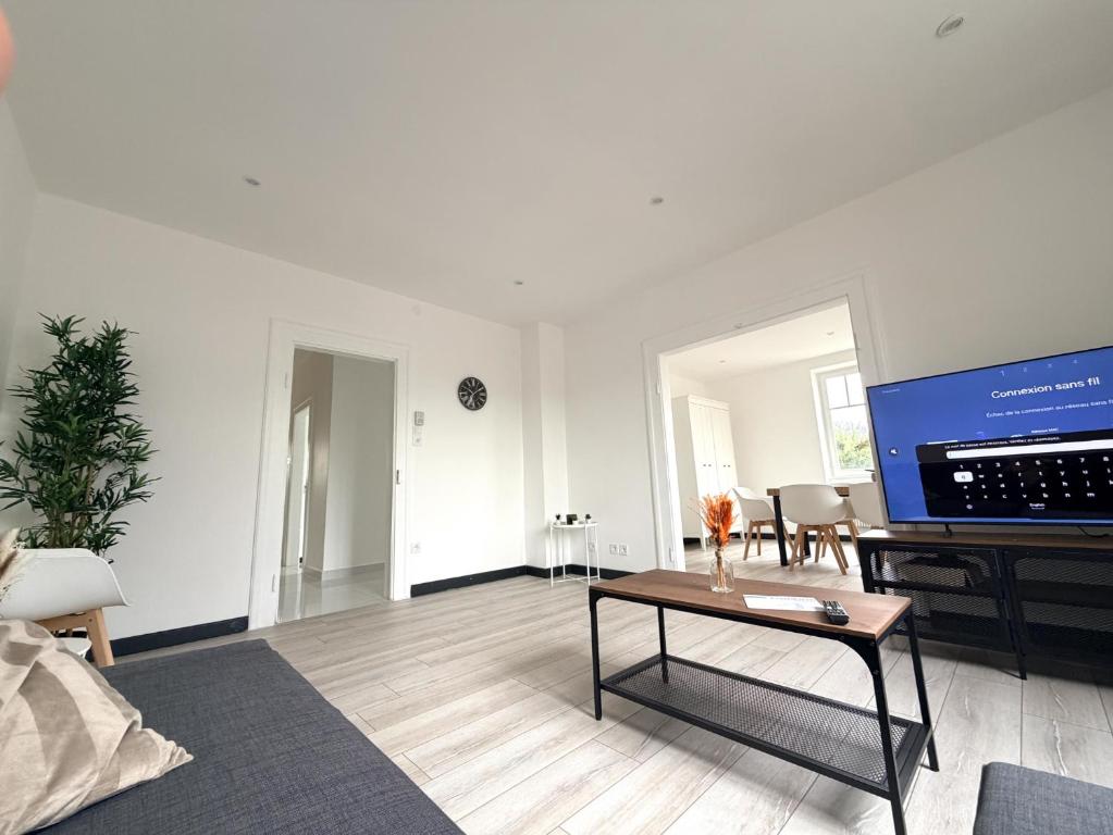 Μια τηλεόραση ή/και κέντρο ψυχαγωγίας στο Le sympathique