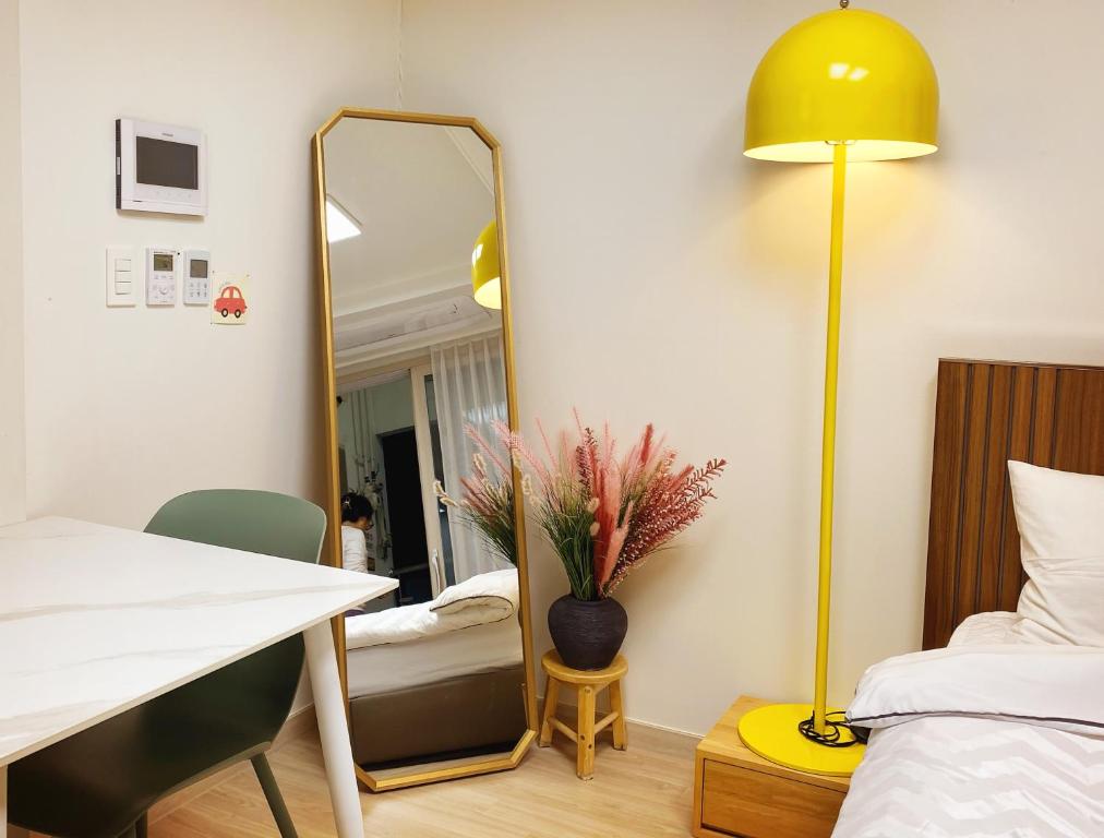 Ένα ή περισσότερα κρεβάτια σε δωμάτιο στο 오션뷰 써밋베이1009