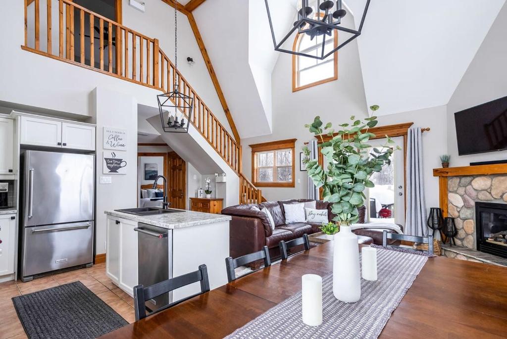 una cucina e un soggiorno in una casa di Snowy Mountain Summit & Sol - Shuttle - Patio a Collingwood