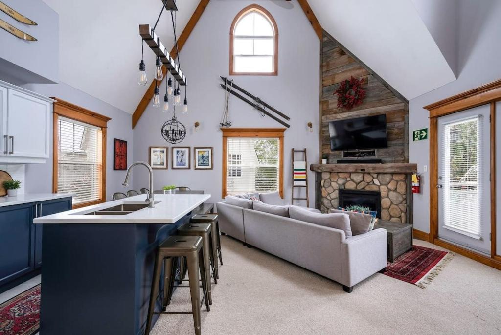 Et tv og/eller underholdning på Lookout Lodge - Private Patio - Shuttle to Blue