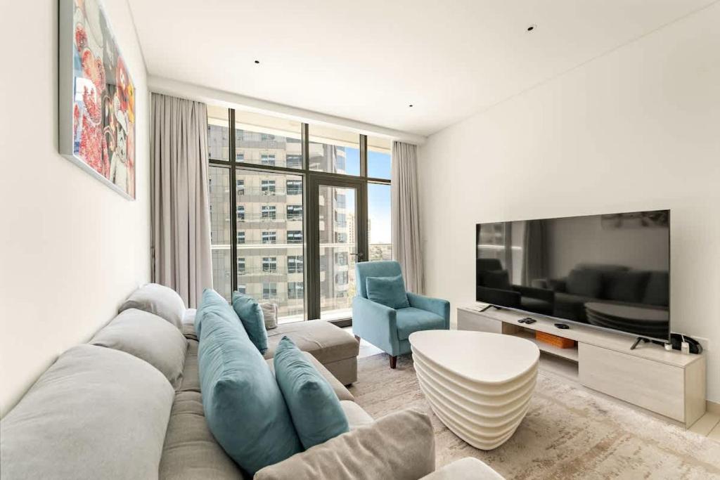 TV/trung tâm giải trí tại Stylish 1BR in Palm Jumeirah with Rooftop Pool