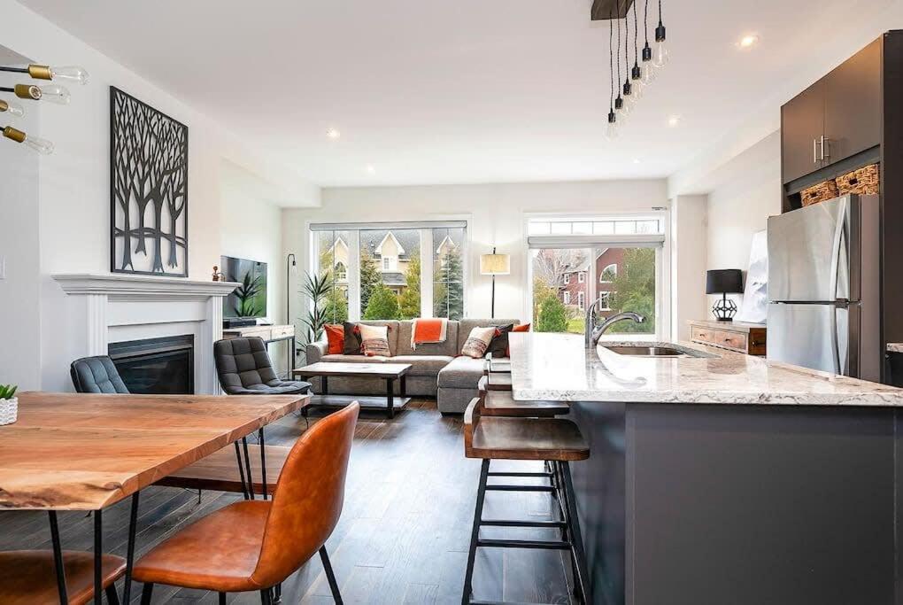 eine Küche und ein Wohnzimmer mit Tisch und Stühlen in der Unterkunft Luxury Townhome - Private Patio Shuttle Trails in Collingwood