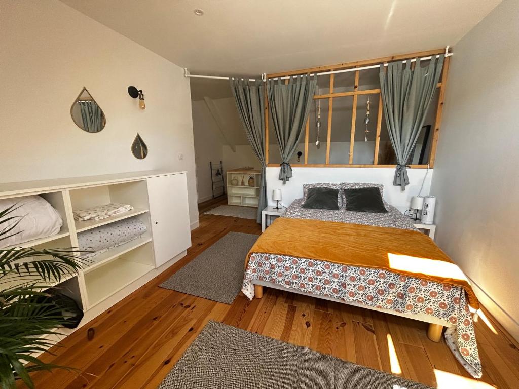 una camera da letto con un letto e una grande finestra di Le Ty Maclow a Saint Malo