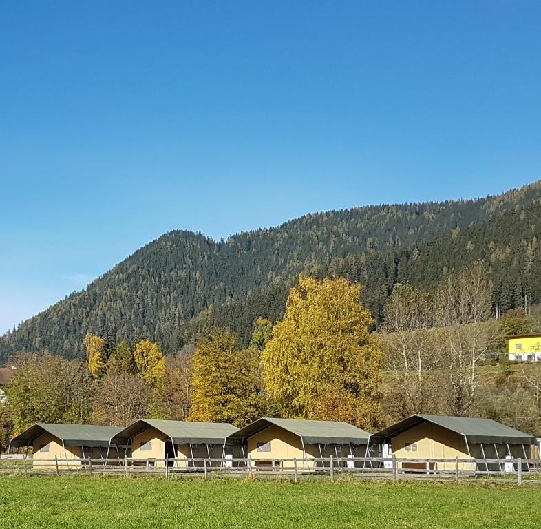 a row of houses in front of a mountain at Parc Sonnleiten - Safaritent in Gnesau Sonnleiten