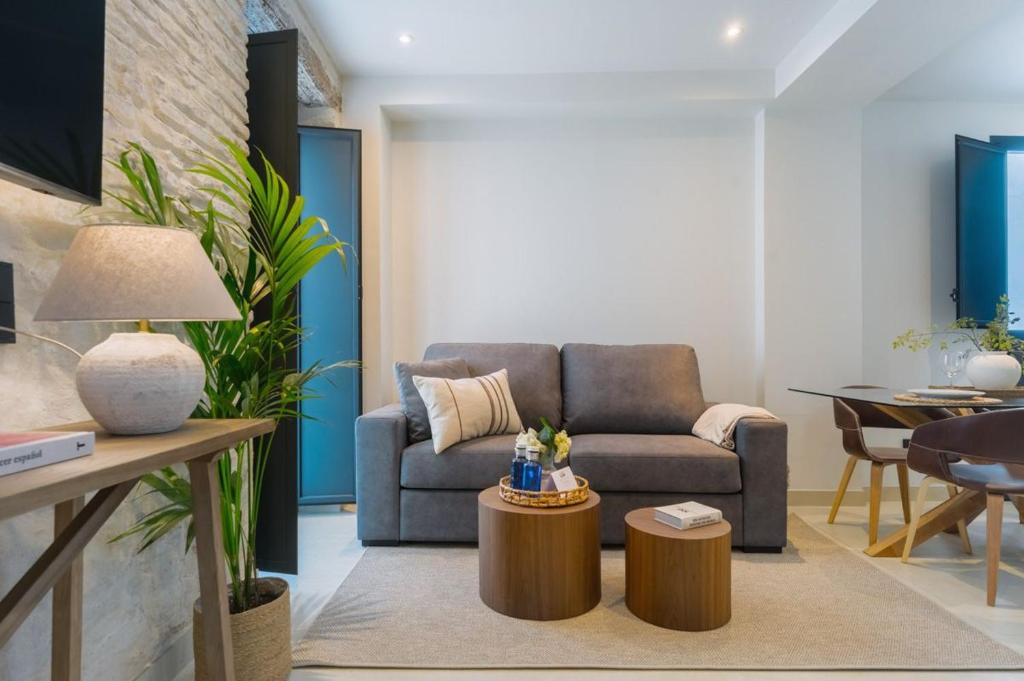塞维利亚Luxurious Duplex 1Bd 1Bth over Casa Pilatos的客厅里有一张沙发和一张桌子。