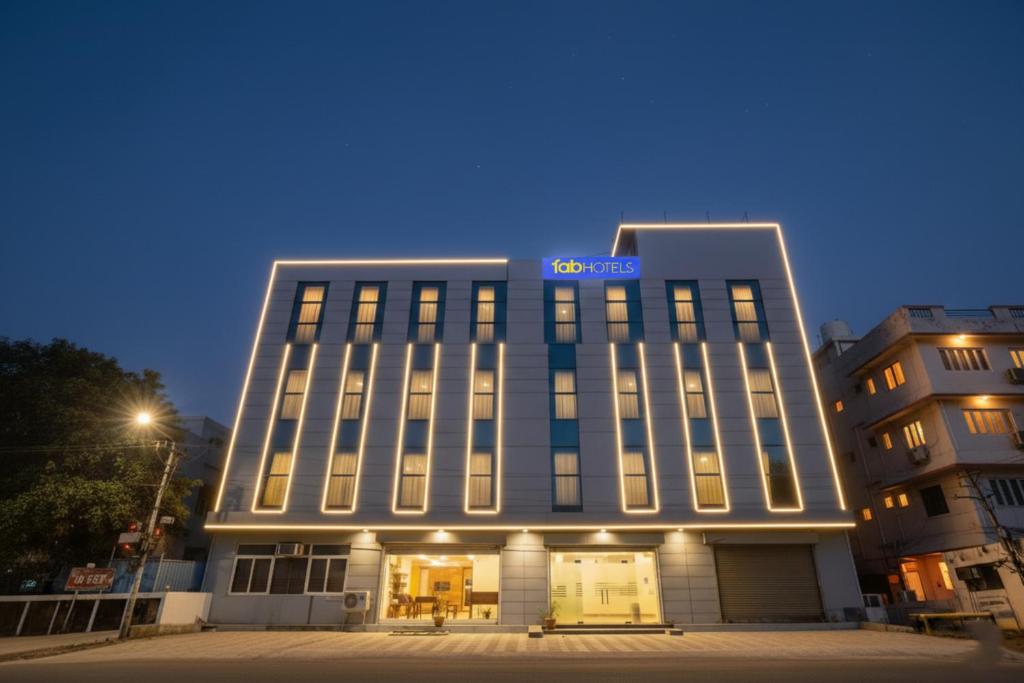 新德里Via Kapashera Residency Near IGI Airport New Delhi的上面有酒店标志的建筑