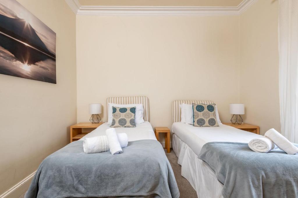 Giường trong phòng chung tại Church View - Elie