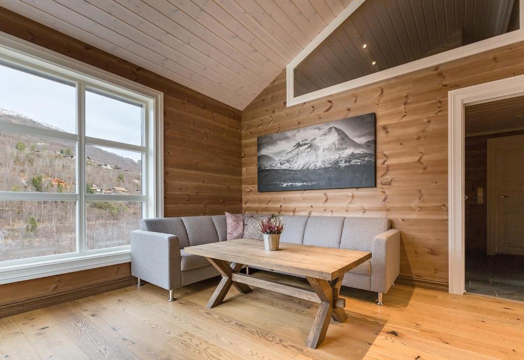 ein Wohnzimmer mit Tisch und Couch in der Unterkunft Stranda Fjellgrend 3 bedrooms and loft - 80C in Stranda