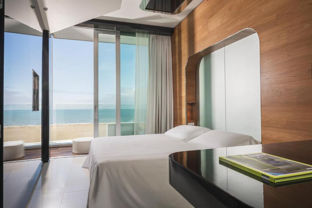 Ліжко або ліжка в номері i-Suite Hotel