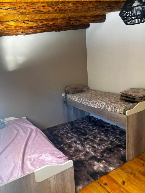 埃普延Fh alojamiento的一间带两张双层床的卧室