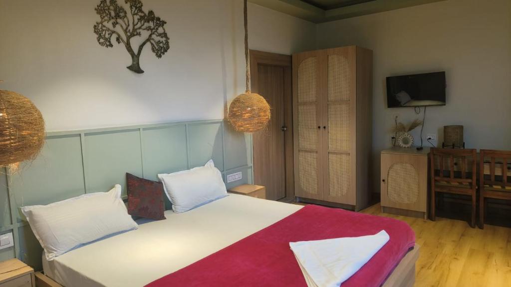 Giường trong phòng chung tại Hotel Valna Estate Mountain View Kausani By HRG