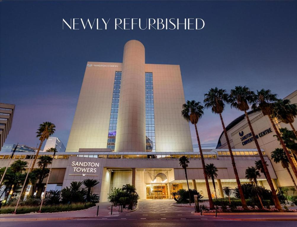um prédio com palmeiras na frente em Sandton Sun and Towers em Joanesburgo