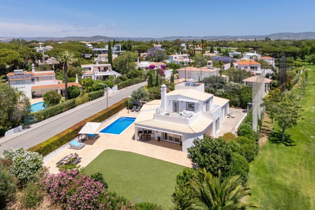 una vista aerea di una casa con piscina di Villa Benjamin - Vale do Lobo a Vale do Lobo