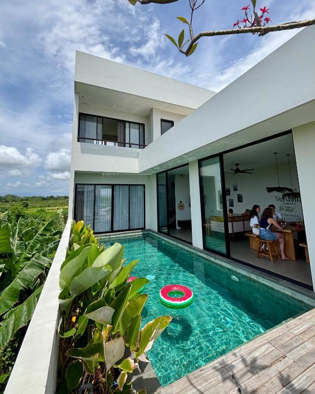 Bazén v ubytování Verdana Cemagi Luxury Hostel nebo v jeho okolí