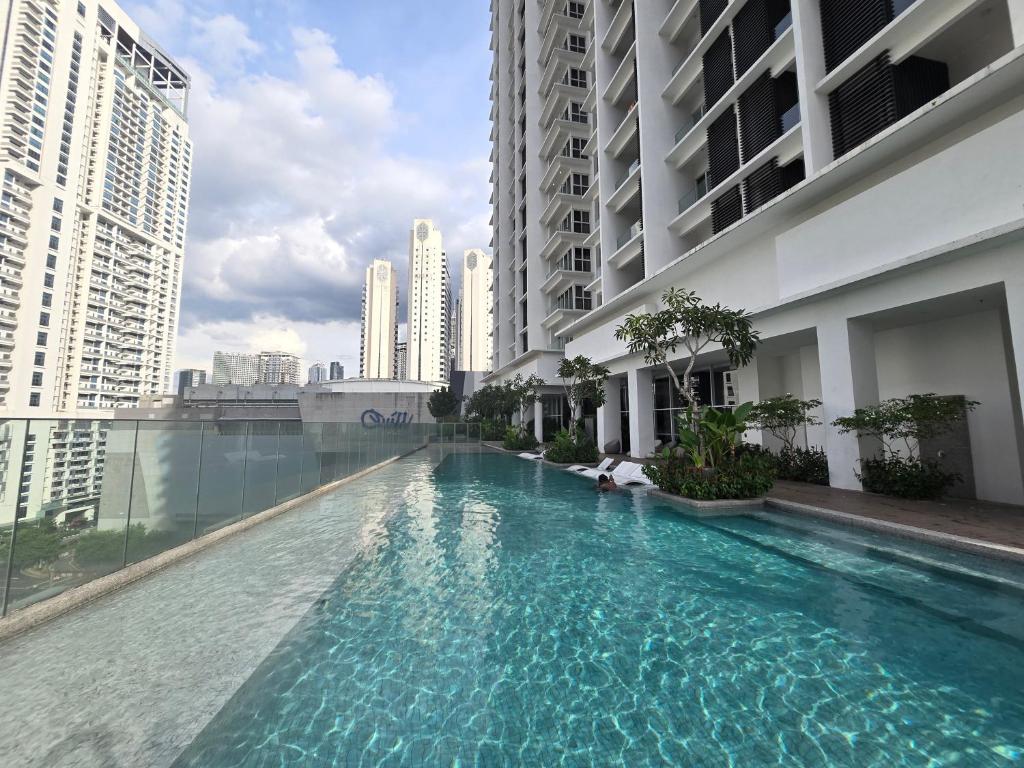吉隆坡Quill Resort Suites Star House的一座高楼建筑中间的游泳池