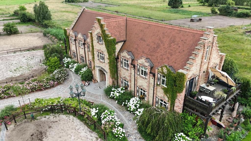 贝利茨Cottage am Rosencarree的常春藤大房子的空中景色