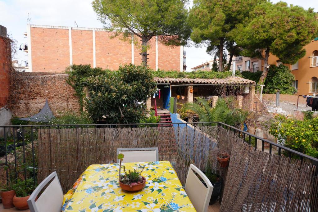 Balkón nebo terasa v ubytování Alojamiento con encanto en planta superior ideal para trabajo y escapadas familiares en Montserrat