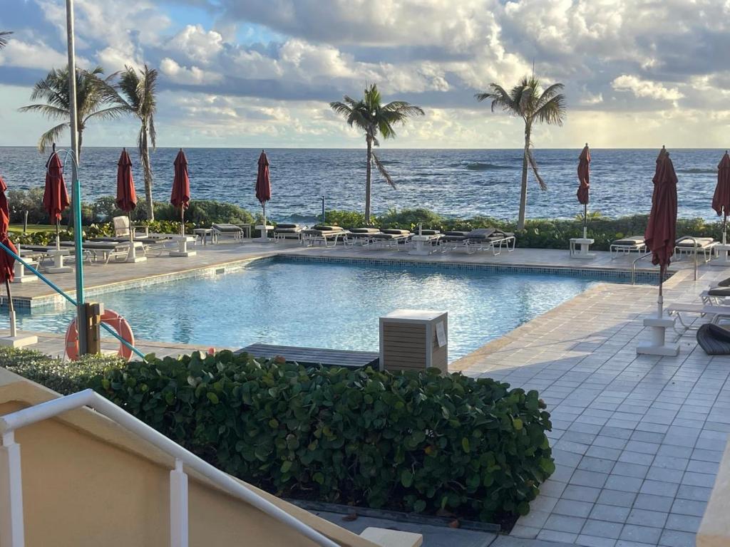 una piscina con vista al mar en Dawn Beach JW Marriott, en Oyster Pond