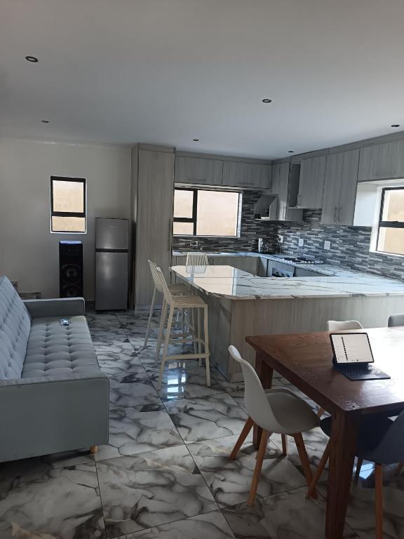 Kuchyň nebo kuchyňský kout v ubytování The Thaelo Villa