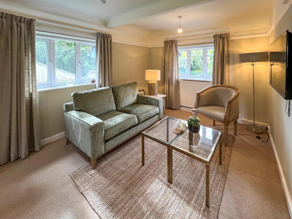 een woonkamer met een bank en een tafel bij Pine View - Uk50699 in St Margarets at Cliff