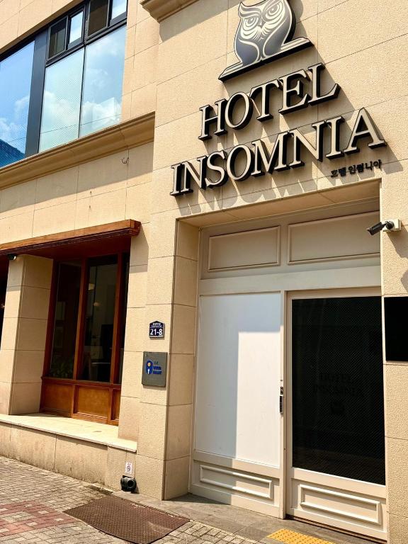 a hotelolisolis sign on the front of a building at INSOMNIA Hotel in Hyomoktong-Ilgu