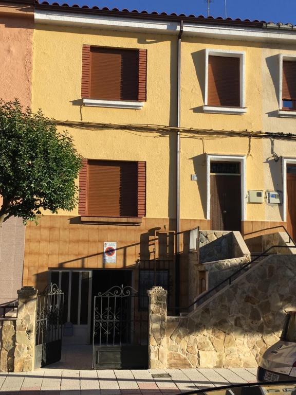 Casa de alquiler turístico en León centro - 6 plazas في ليون: مبنى له بوابة أمامه