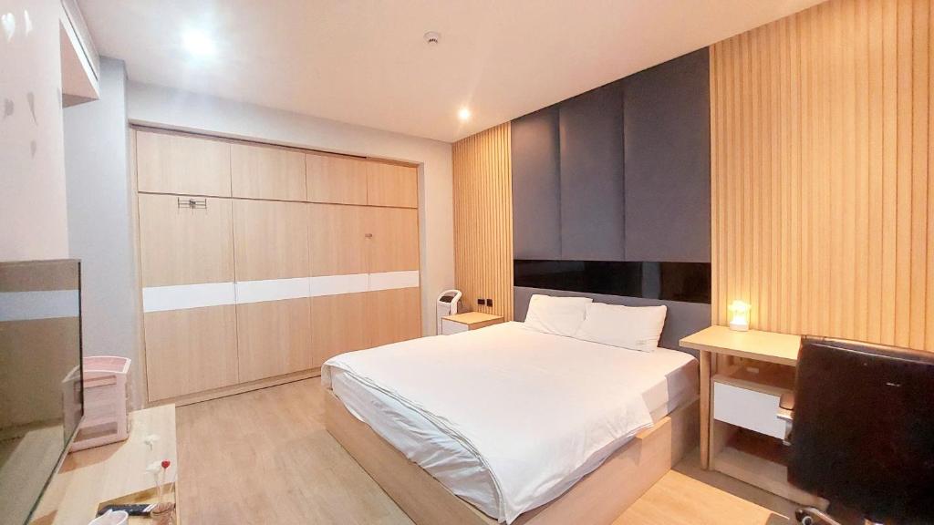 Postel nebo postele na pokoji v ubytování Sweet Home - Homestay apartment system at Citadines Marina Ha Long building