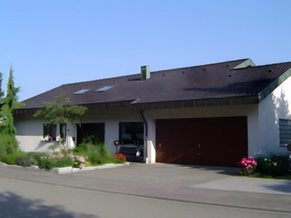 una casa con garage e vialetto di Haus Wacholderheide a Onstmettingen