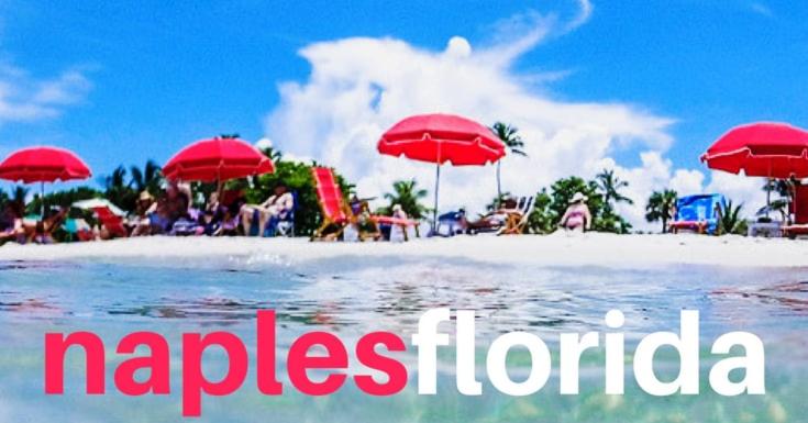 ein Bild von einem Strand mit roten Sonnenschirmen in der Unterkunft The Beach House Zen Place Luxury Amazing Views in Naples