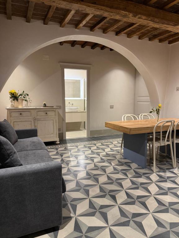 een woonkamer met een bank en een tafel bij BORGO COMPAGNIA il Calzolaio in Castiglion Fibocchi