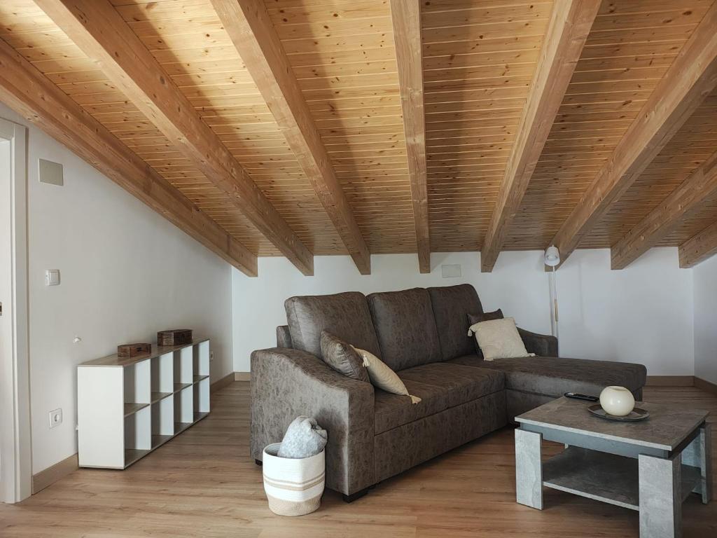 加塔Gata Maitea- Apartamento Aita- Sierra Gata的客厅里有一张沙发和一张桌子。