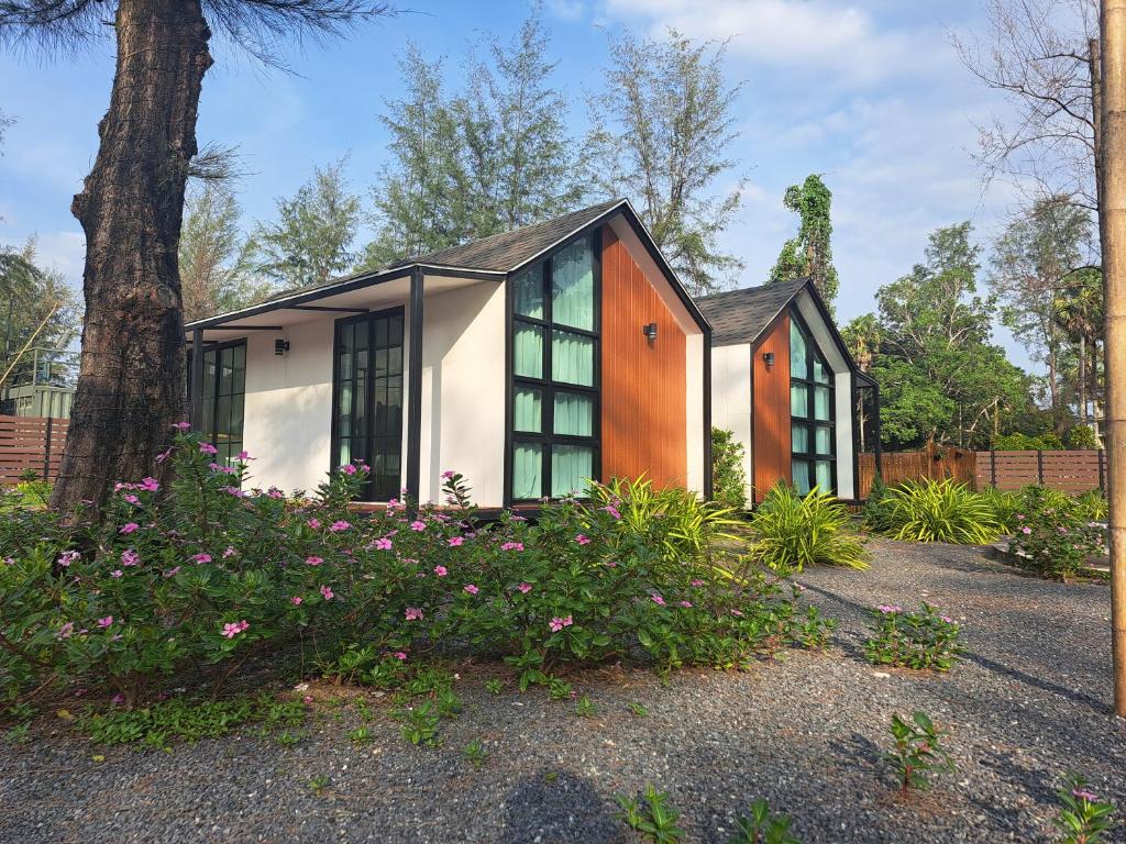 Κήπος έξω από το Seashell Family-1普吉岛木屋走几步到邦涛海滩看日落周边餐饮方便