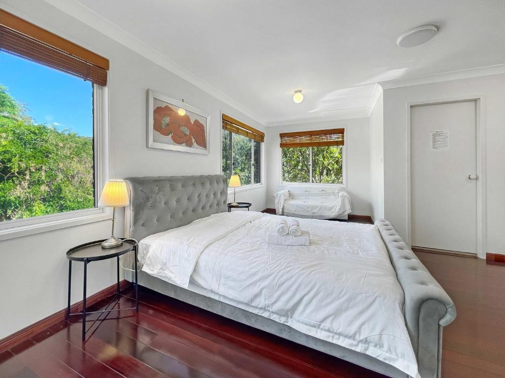 MetaWise Cozy Room 1 in Shared Home Free Parking في Rogans Hill: غرفة نوم بيضاء مع سرير كبير ونافذة