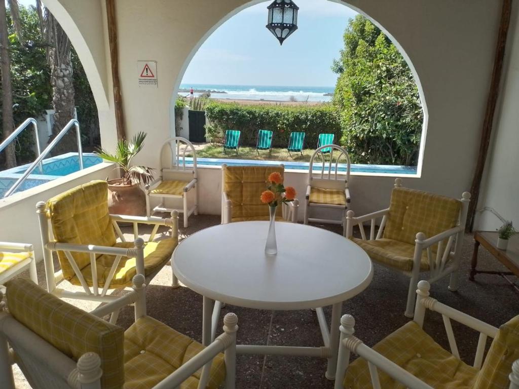 斯希拉特Maison Etoile De Mer 1的带桌椅和游泳池的露台