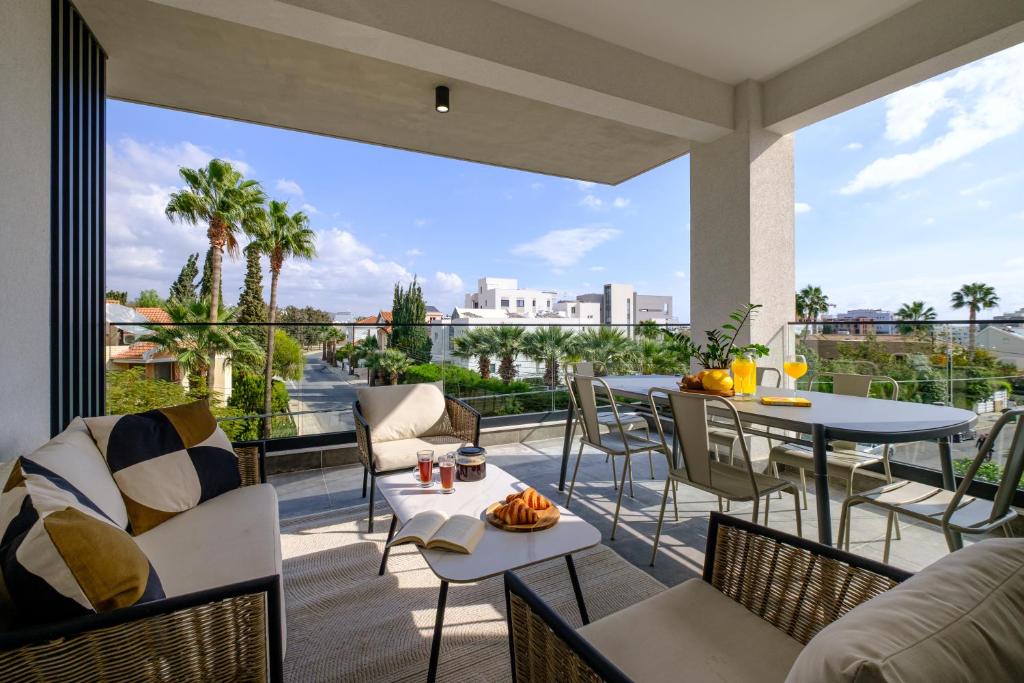 リマソールにあるNoir Luxury Residences by Nomadsのバルコニーにテーブルと椅子が置かれたパティオ