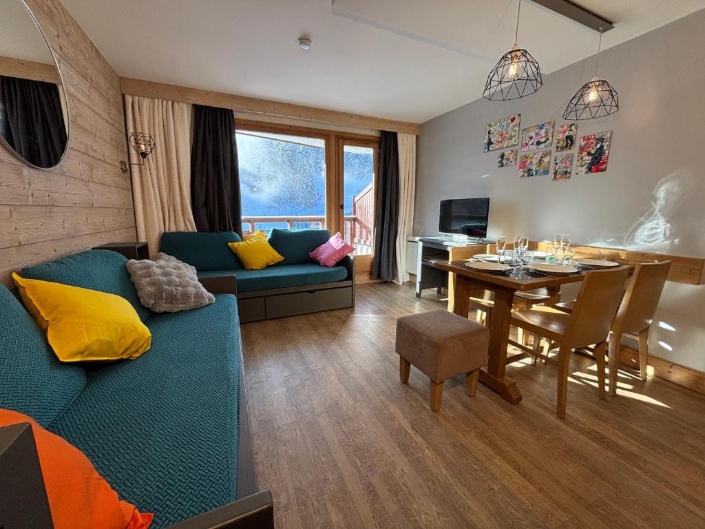 TV a/nebo společenská místnost v ubytování Résidence Christiana 307 Clés Blanches Courchevel