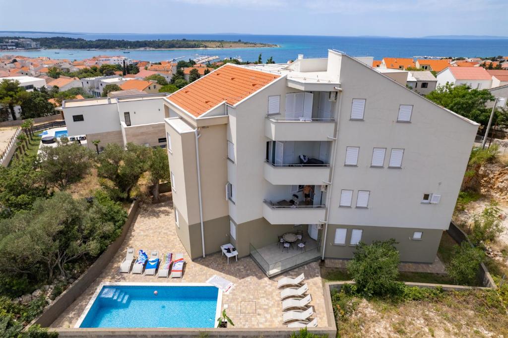 Lucetta Pool Apartments
