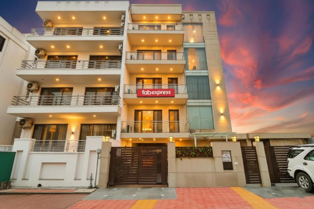 un edificio con un cartello sulla facciata di Via Hemkunt Residency a Noida