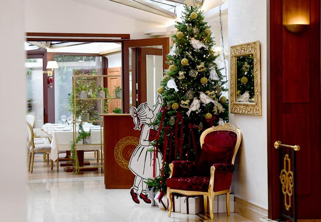 ザグレブにあるHotel Le Premierの椅子付きリビングルームのクリスマスツリー