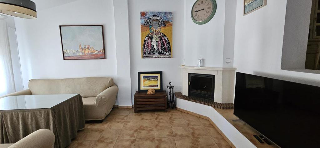 ein Wohnzimmer mit Sofa und Kamin in der Unterkunft La Senda del Lago in Córdoba