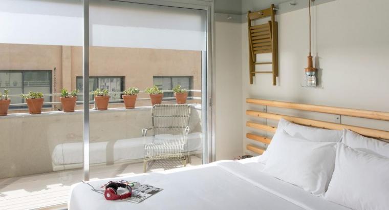 Ένα ή περισσότερα κρεβάτια σε δωμάτιο στο Florentin House - By HOMY