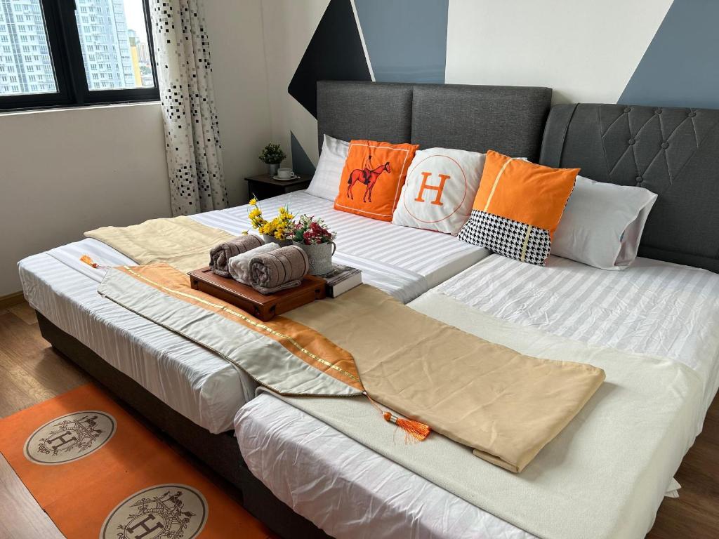 1 dormitorio con 2 camas y almohadas de color naranja y blanco en TopRoof Infinity Pool 2-6pax 5minJonker, en Melaka